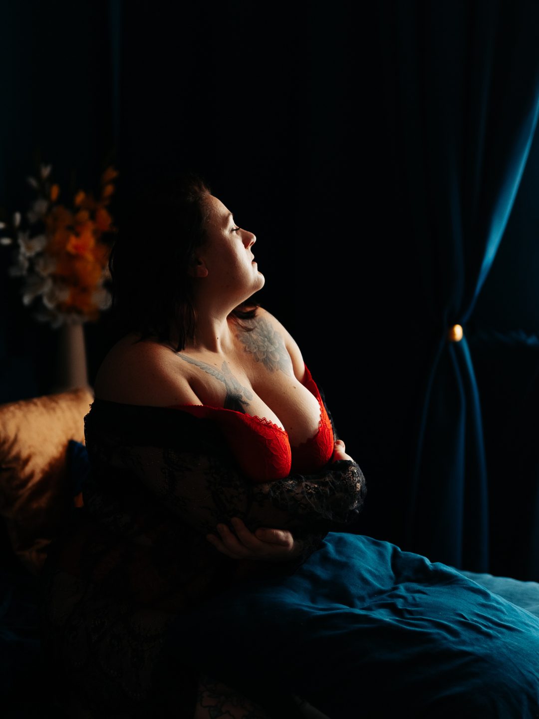 Séance photo boudoir toutes morphologies, lingerie rouge, lumière chaude