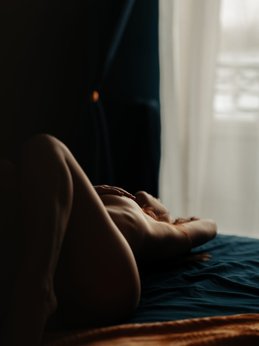 Nu artistique en contre-jour, ligne du corps dessinée par la lumière