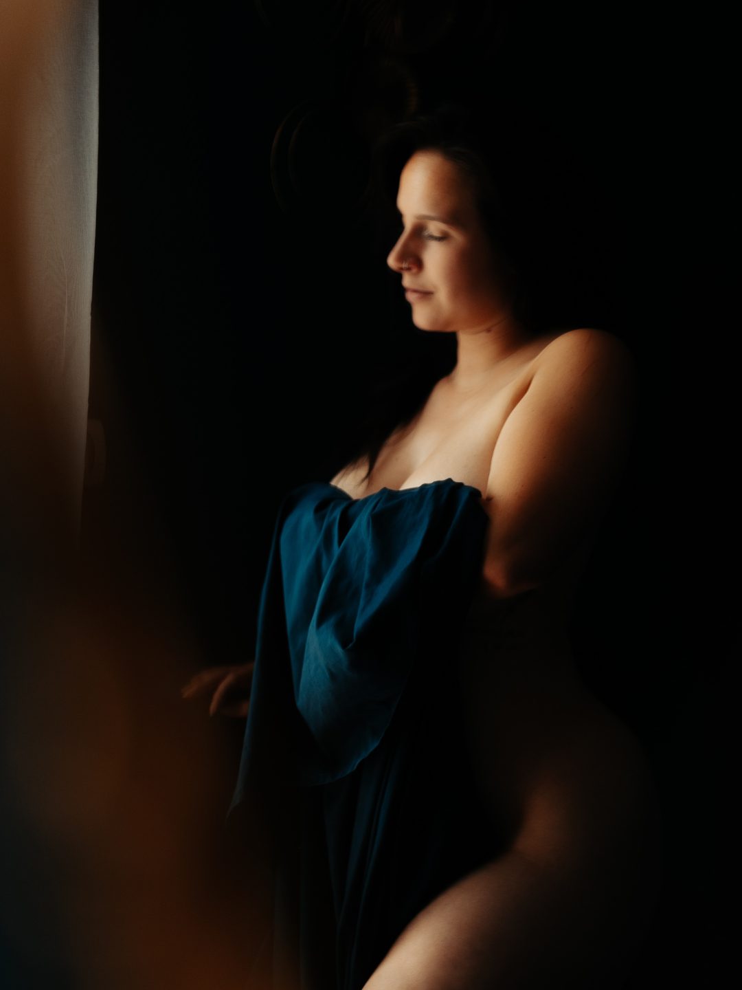 Nu artistique à Dijon, drapé bleu et clair-obscur, silhouette de profil