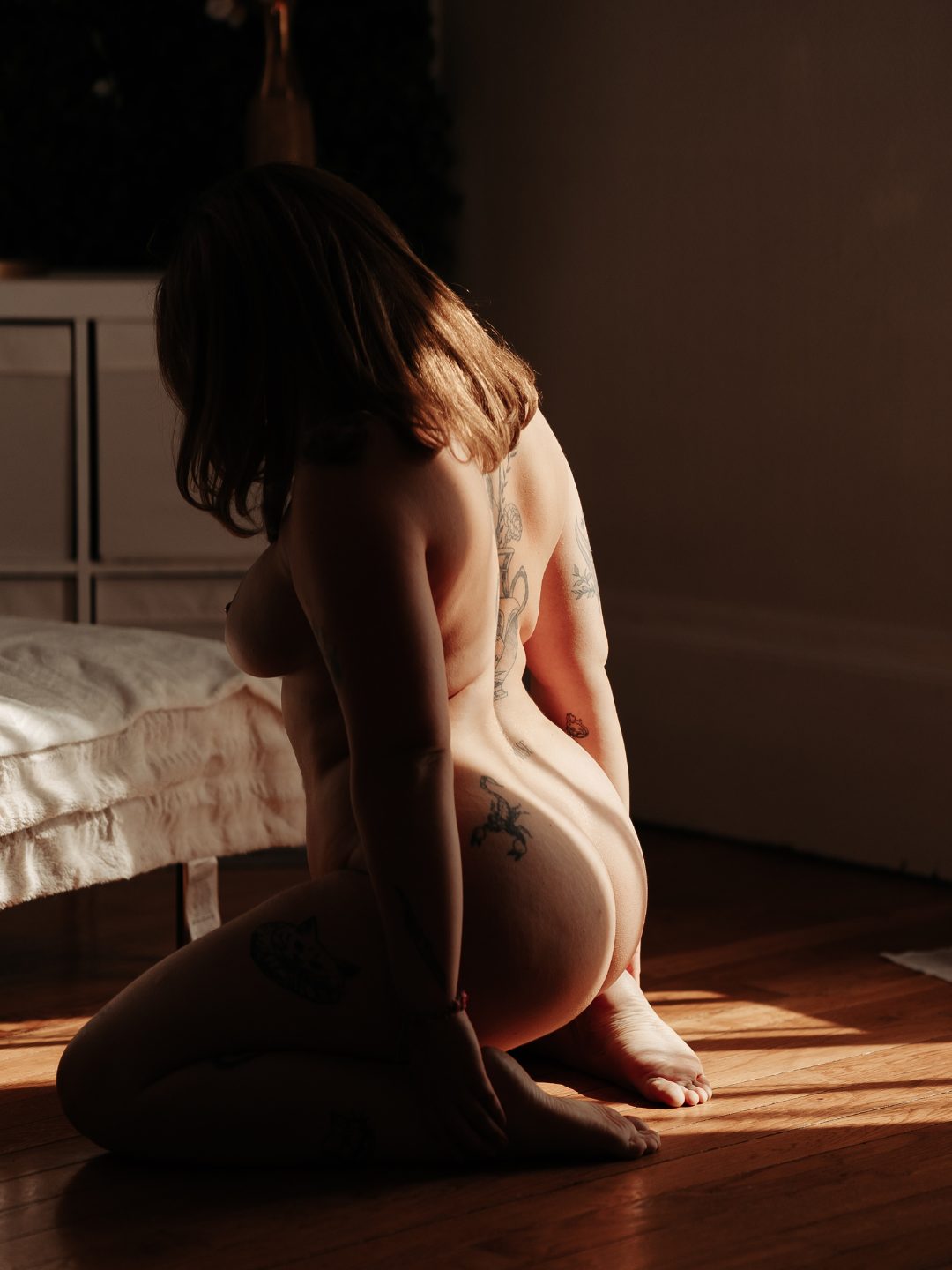 Nu artistique en lumière naturelle sur parquet, studio boudoir à Dijon